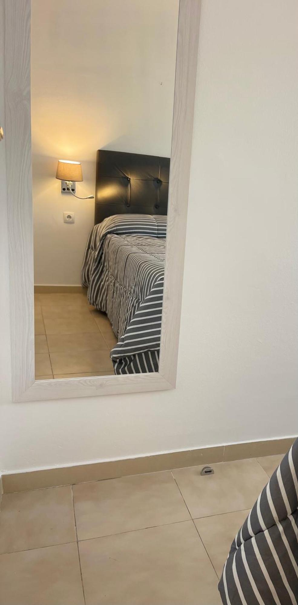 Apartment 47 Салоу Екстериор снимка